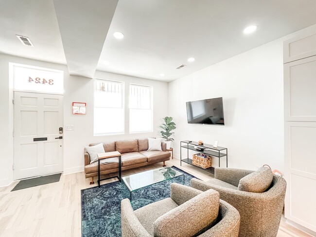 Foto del edificio - RENOVATED TOWNHOME WITH DECK BY METRO