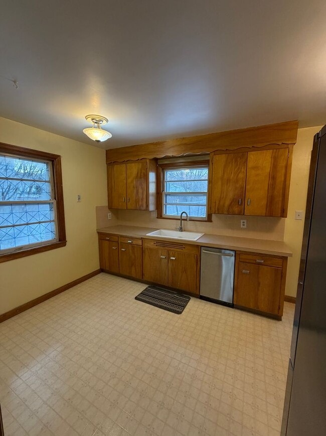 Building Photo - AVAILABLE NOW! - 2 Bed 1 Bath Home!