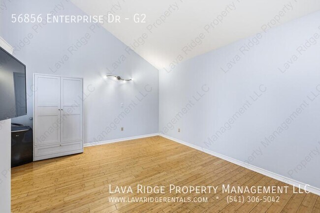 Foto del edificio - 56856 Enterprise Dr