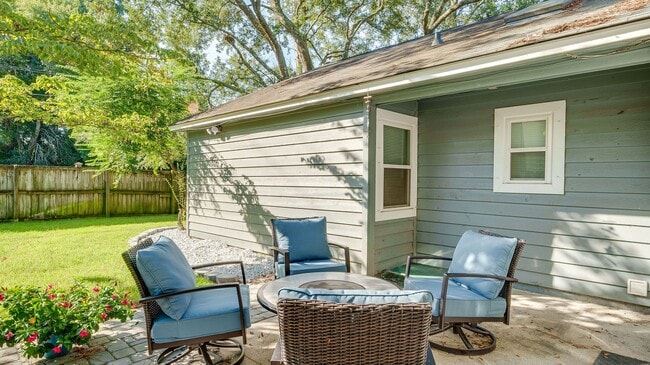 Foto del edificio - 3 bedroom 2 bathroom house in Chelsea Park - Mt.Pleasant