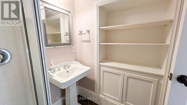 Building Photo - 262 Alscot Crescent