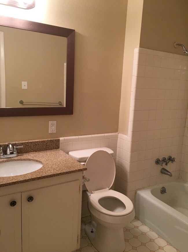 Building Photo - 1320 18th Ave S