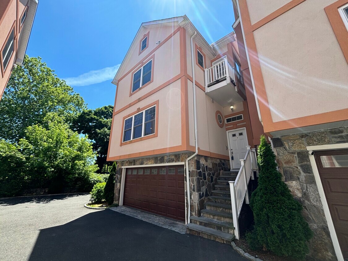 1 Finney Ln, Stamford, CT 06902 Townhome Rentals in Stamford CT