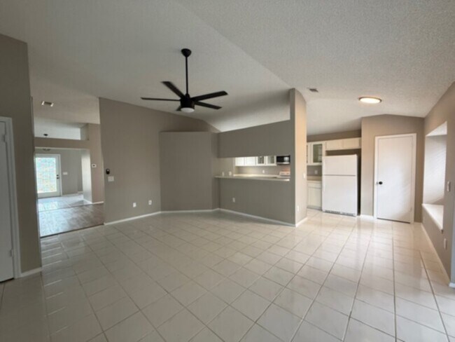 Building Photo - LARGE 3 Bed-Family Room-Screen Porch &amp;...
