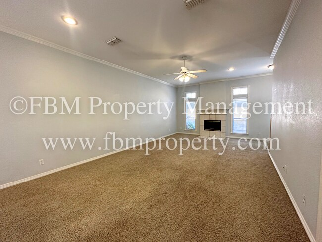 Building Photo - 703 Dogwood - Beautiful 3 Bedroom, 2 Bathr...