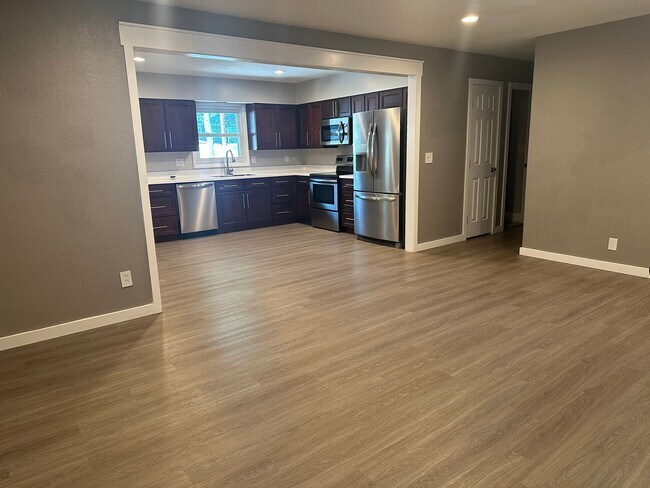 Foto del edificio - 5 bedroom 2 1/2 bath home for rent