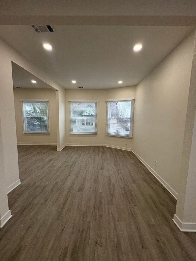 Building Photo - 400 E Meinecke Ave
