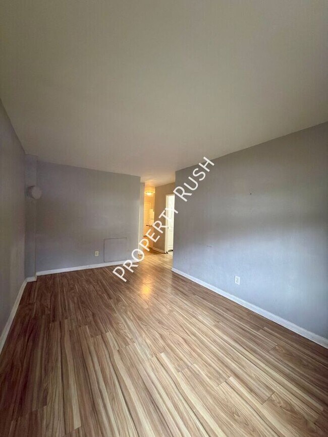 Building Photo - 706 W 47th St