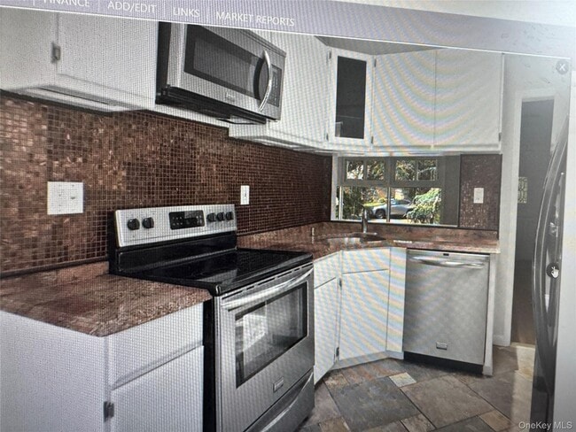 Building Photo - 571 Richmond Rd