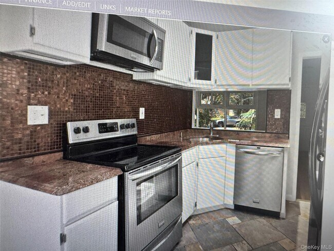 Foto del edificio - 571 Richmond Rd