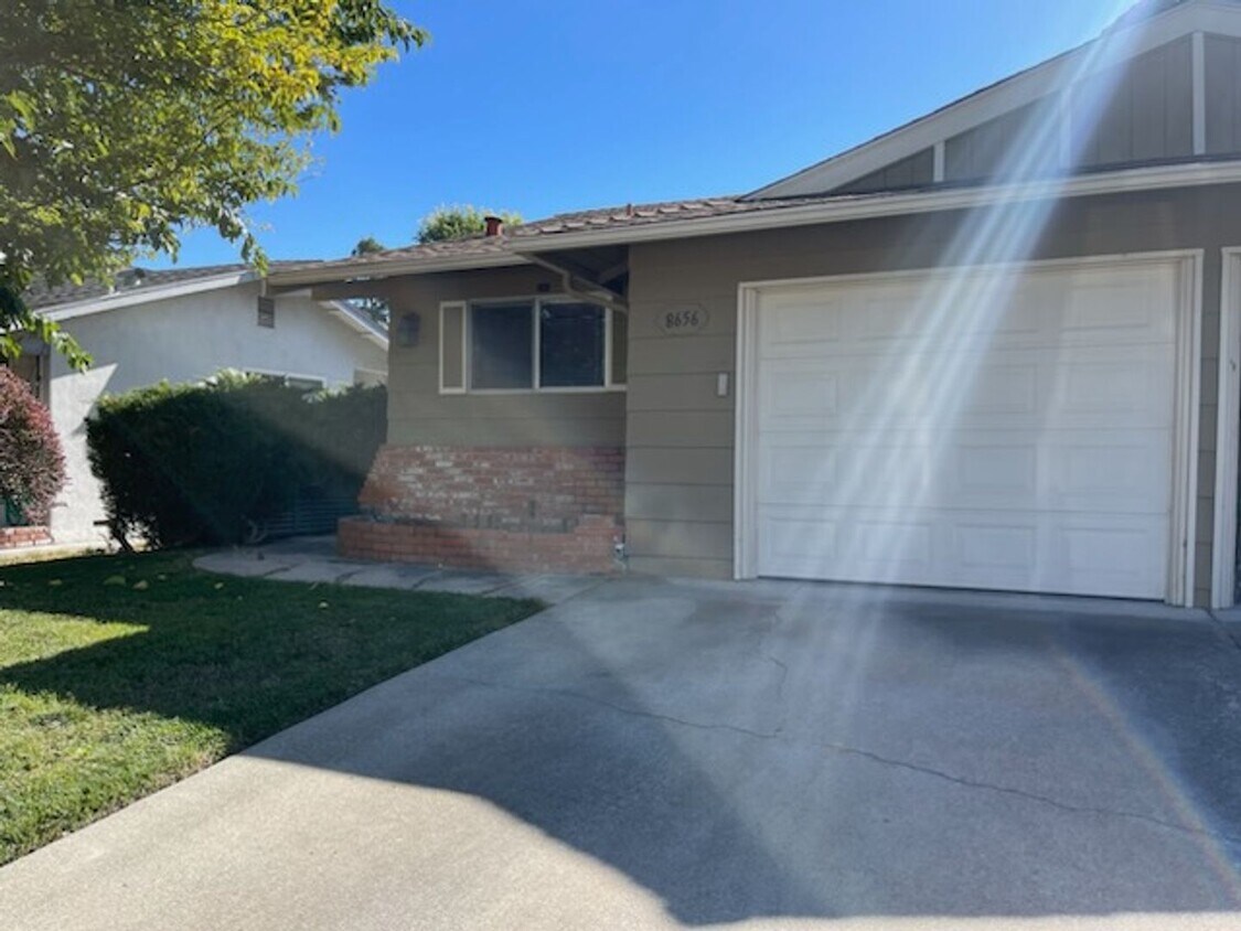 Primary Photo - Beverly -Duplex