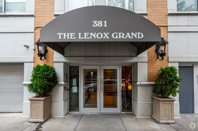 Foto de la entrada - The Lenox Grand