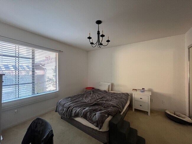 Building Photo - Stunning Top Floor Condo