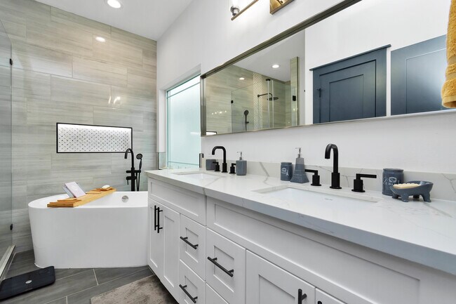 Baño principal - 4209 New Orleans St