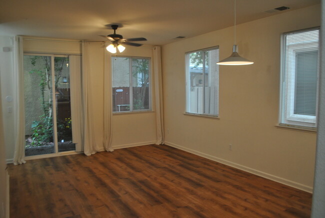 Foto del edificio - Great townhouse in Riverdale North!