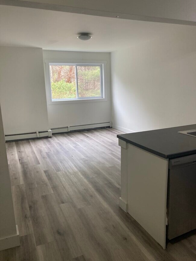 Building Photo - Fully Renovated Unit Available