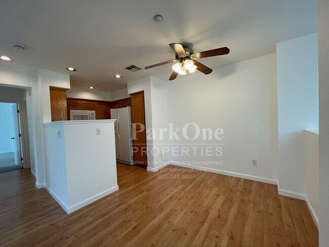 Foto del edificio - Great Townhouse in Livermore Available Now!