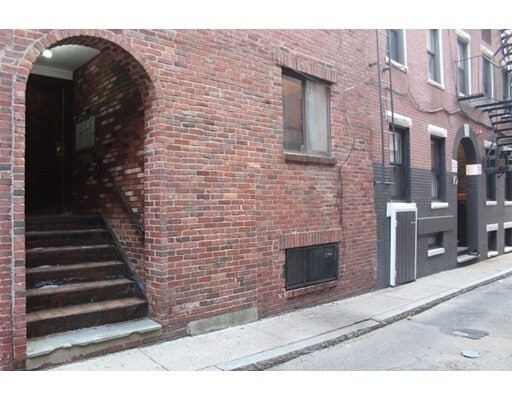 Building Photo - 8 Wiget St