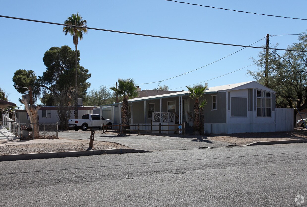 Building Photo - 264 E Pastime Rd