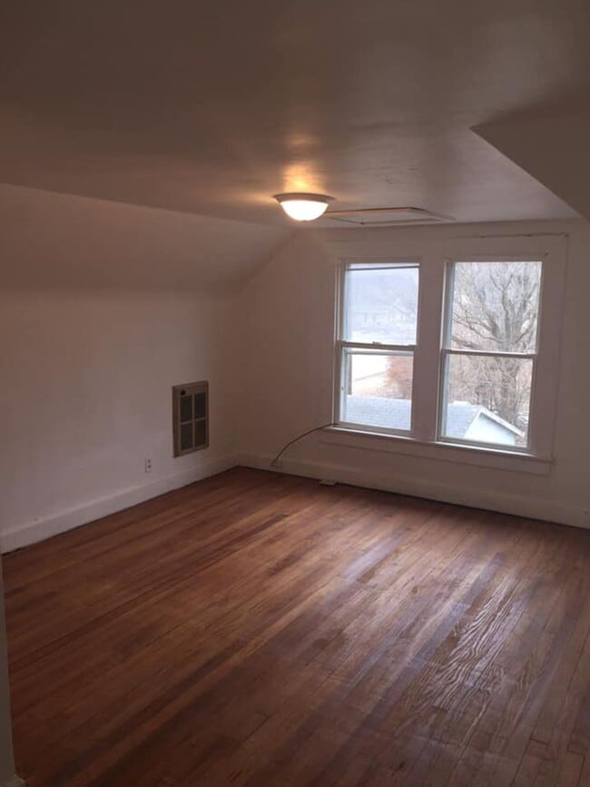 Building Photo - 3302 Kratzville Rd