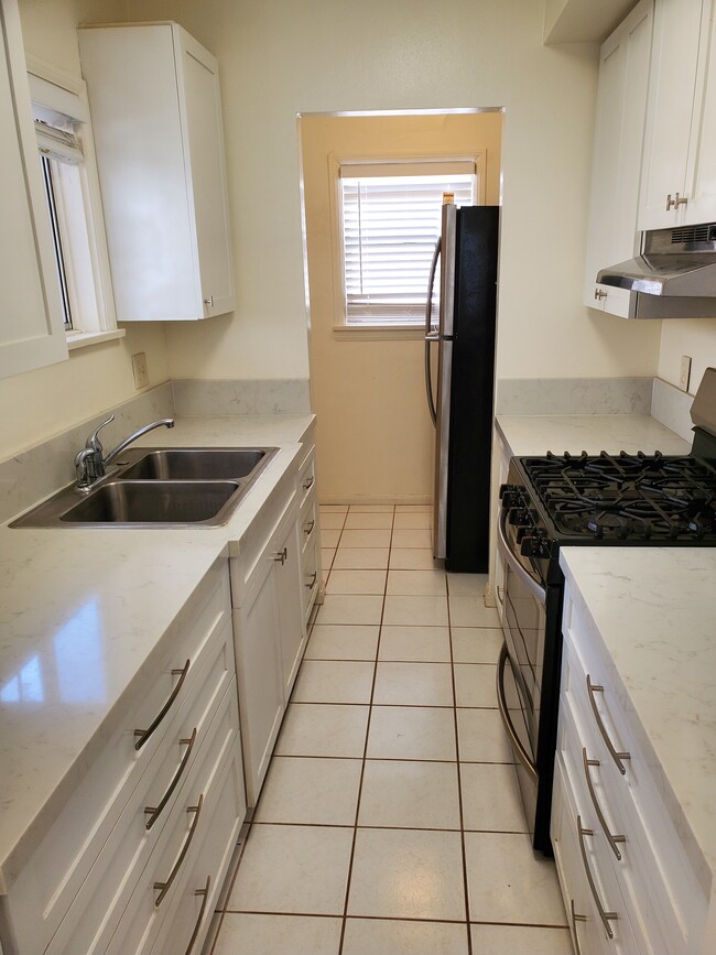 Designer kitchen - 1830 30th St