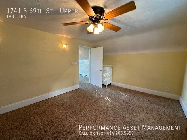 Foto del edificio - Cozy 1br Upper Unit in West Allis