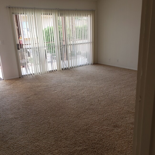 10' glass sliding doors overlooking pool - 39905 Bird Ln