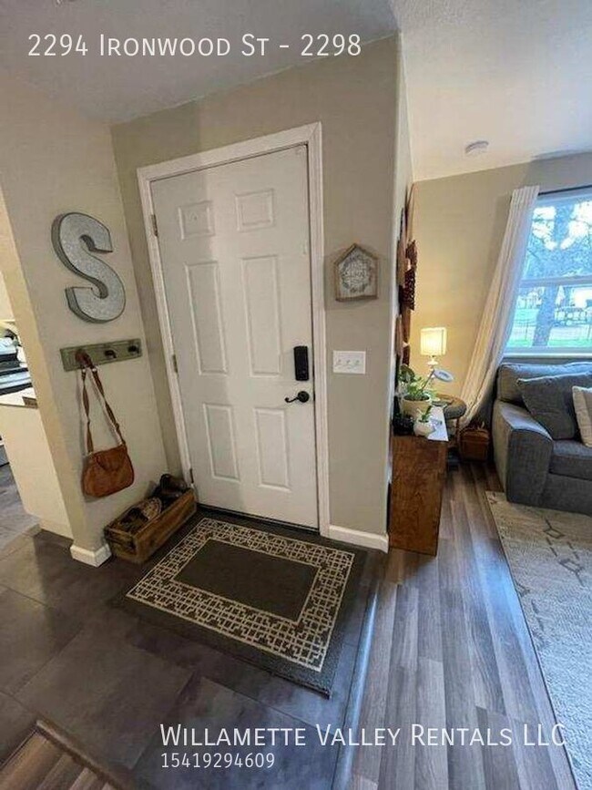 Building Photo - Newer duplex available in Sweet Home