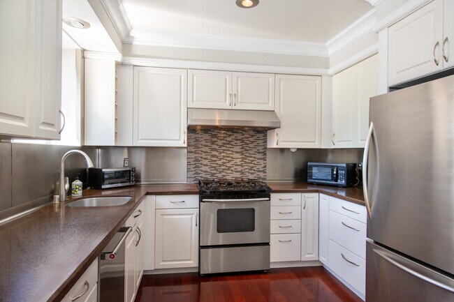 Building Photo - 531 N Rossmore