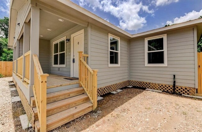 Building Photo - 16517 Larchwood Dr