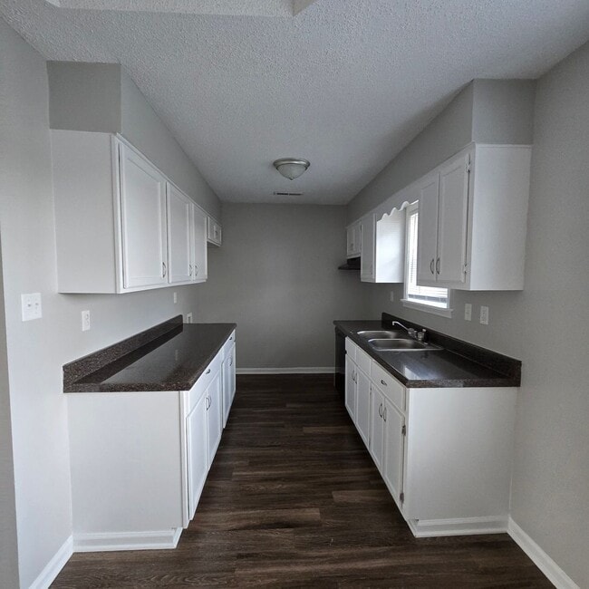 Foto del edificio - Welcome to 224 Junior Drive!