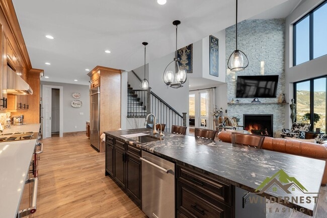 Foto del edificio - Stunning Luxury Mountain Home with Panoramic Views