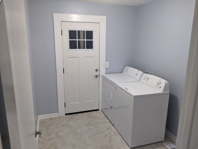 large laundry room! - 1411 College Street