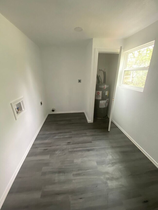 Building Photo - Spacious 2 Bedroom Home for Rent