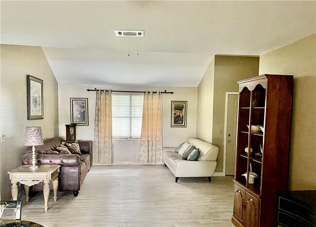 Building Photo - 126 Lake View Cir