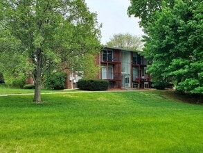 Building Photo - 10 Longwood Dr
