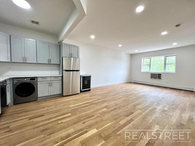 Building Photo - Brand New 4BD/2BA Penthouse with Skylight,...