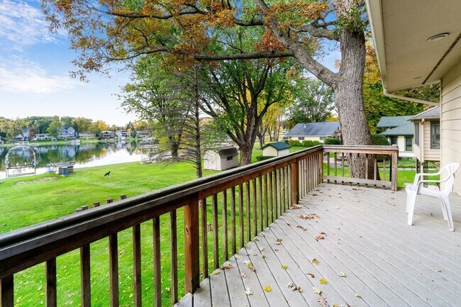 Foto del edificio - Powers Lake Waterfront Home with Private Pier Available for Monthly Rental