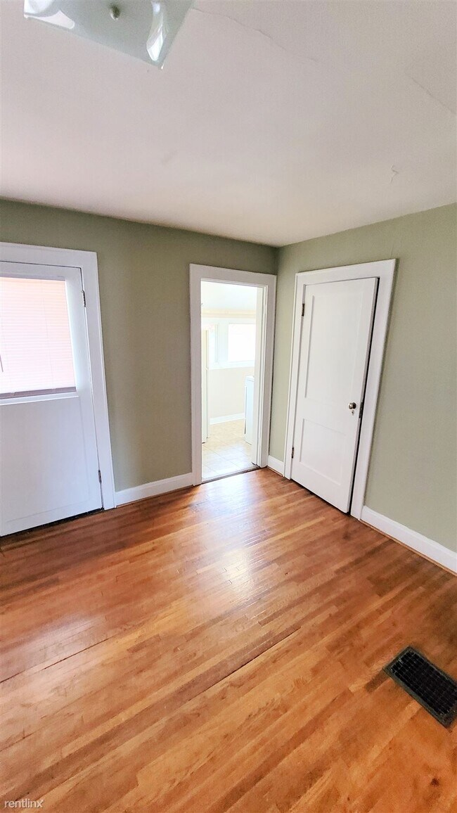 Building Photo - 2 br, 1 bath Duplex - 2592 Indianola Ave G...