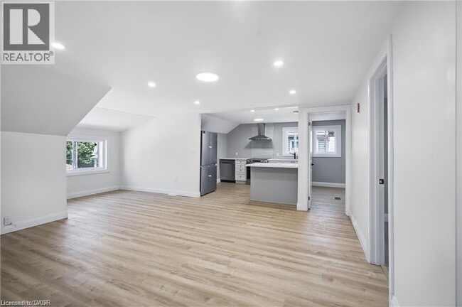 Building Photo - 10 Comet Ave