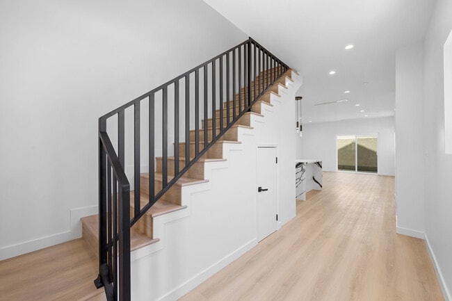 Building Photo - 8460 Glencrest Dr