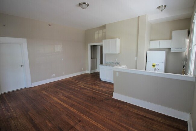 Building Photo - Two Bedroom in Newly Renovated Historic House