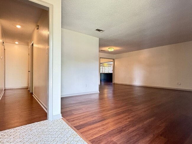 Building Photo - 3604 Royal Oak Dr