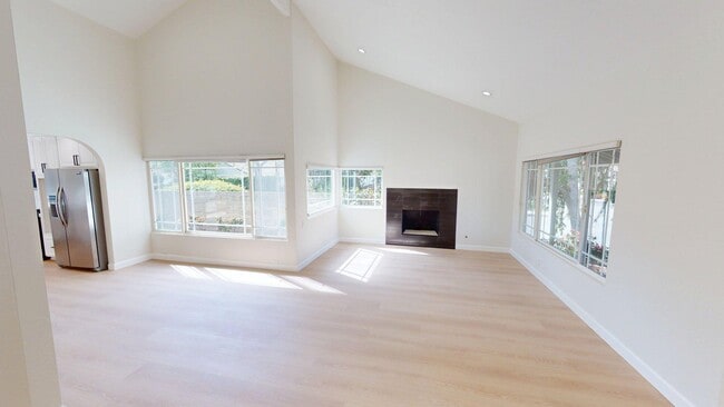 Building Photo - 2802 Sierra Dr