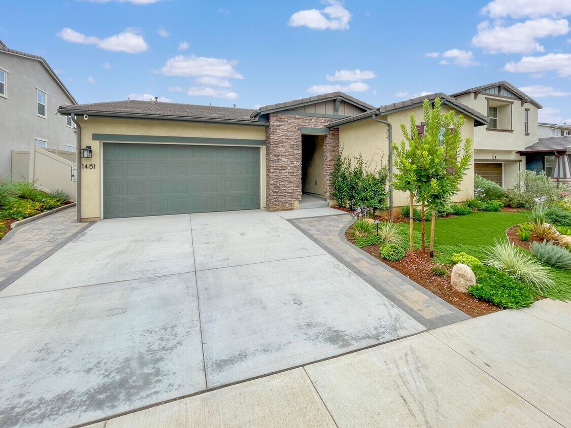 Foto principal - Stunning 3B/2.5BA Home w/ AC, Garage, Outd...