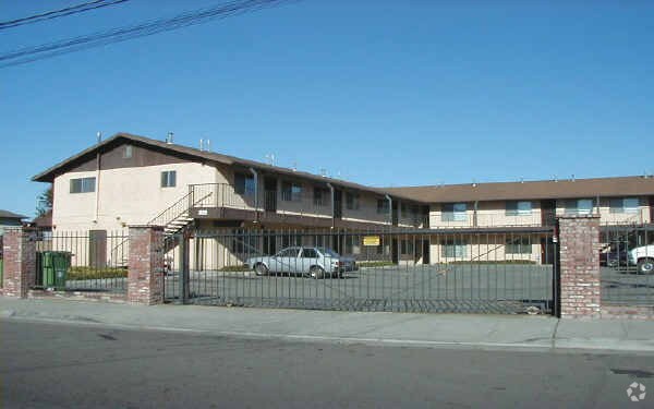 Foto del edificio - 9840 E St