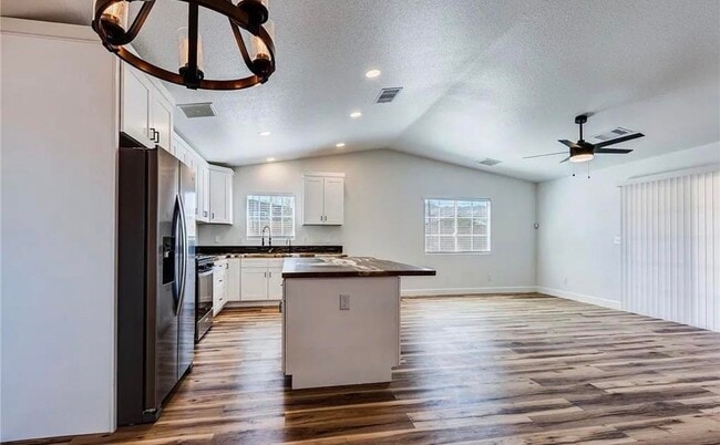 Foto del edificio - 6548 Quail Spring Ave