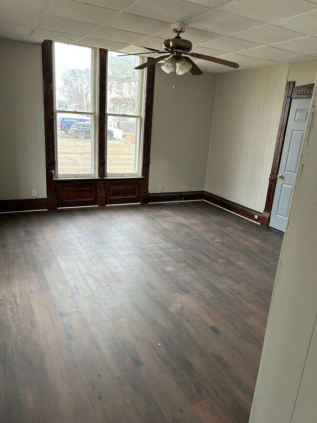 Building Photo - 230 E Chestnut St