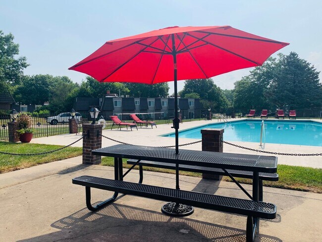 Sentado en la piscina - Fontainebleau Apartments