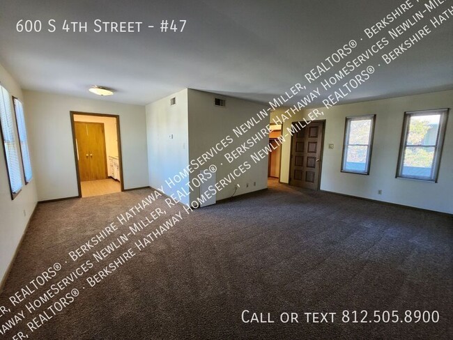 Building Photo - 1 Bedroom Apartment-Upper Apartment